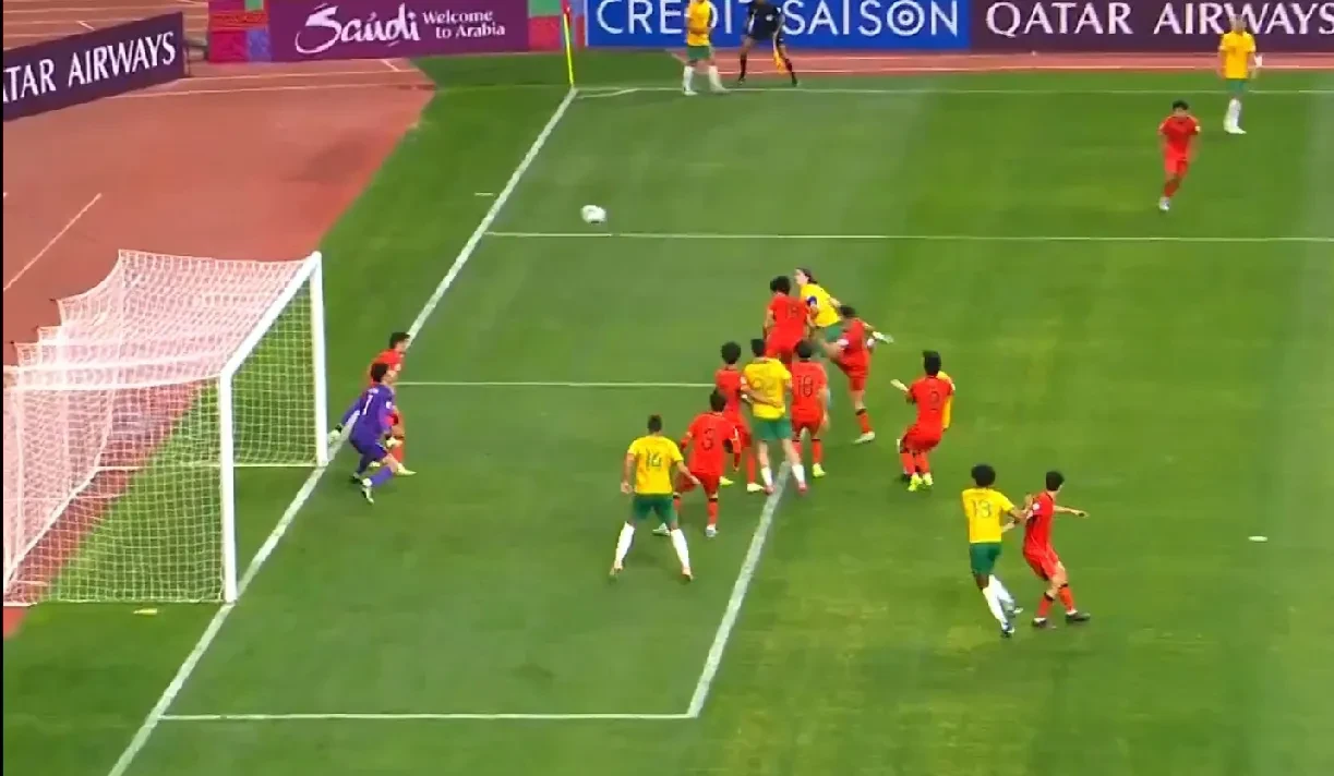 半岛体育app投注-包含佛罗伦萨中场扣球过人分球传给中前锋的词条