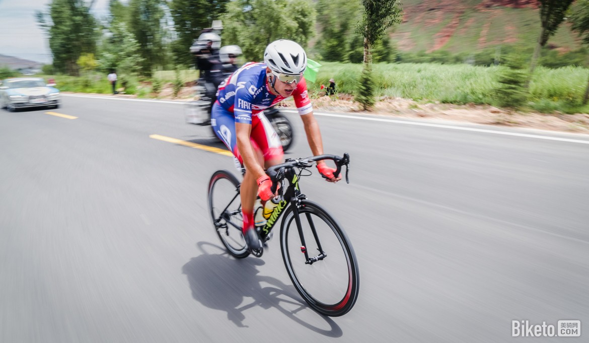 半岛体育登录入口-马赛后防表现抢眼，客场斩获一分